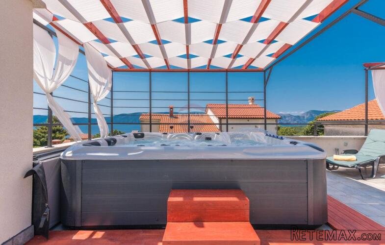 Krk - Pinezići, Krk, kamena kuća 150 m2 s bazenom i jacuzzij