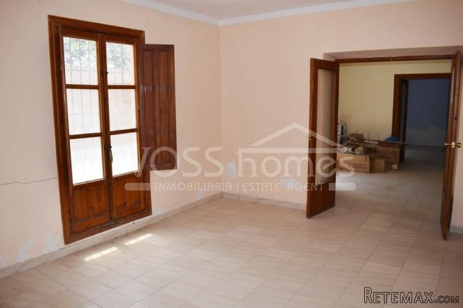 A huge 227m2, 3 storey village house to renovate modernise.. - 13