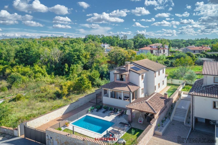 Lijepa obiteljska kuća s bazenom i više stanova u blizini Po