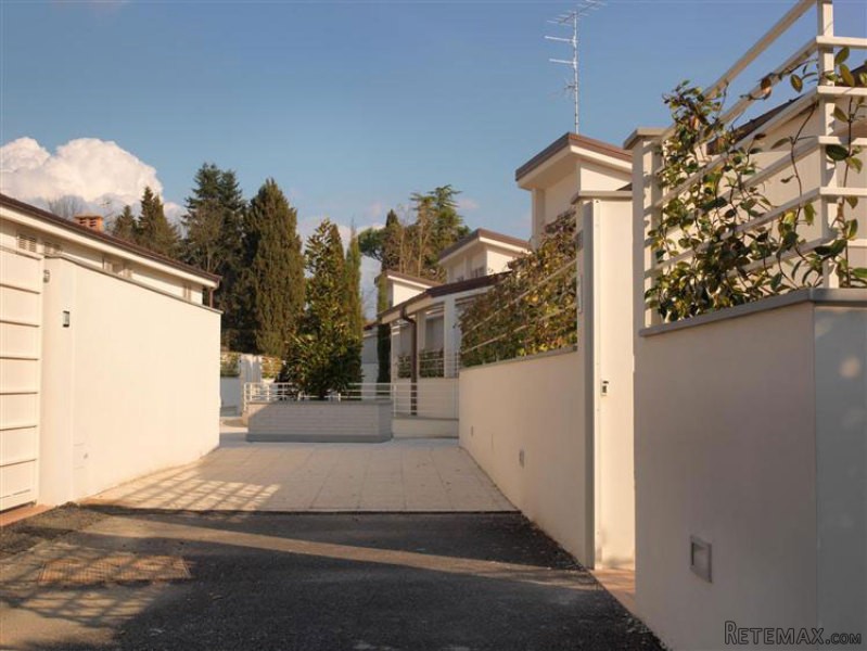 Newly Build Terraced Houses In Poggio..