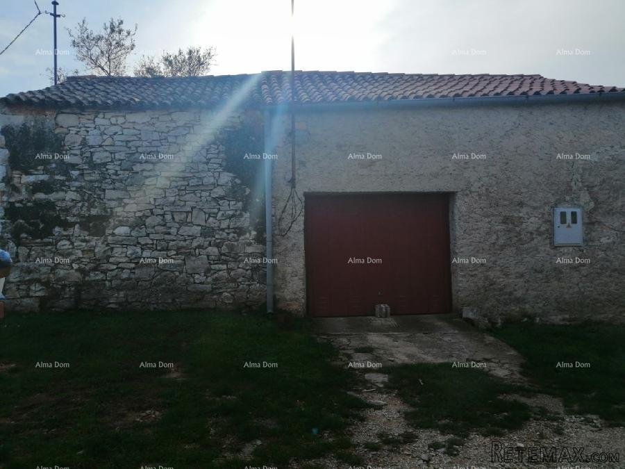 Građevinski teren sa 3 manja legalizirana objekta. Vareški. - 2