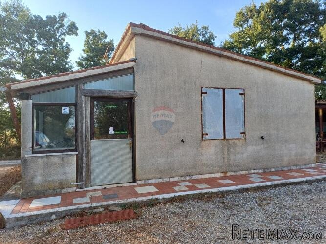 Istra, Marčana - gospodarski objekt na zemljištu od 12000 m2 - 2