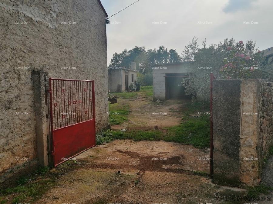 Građevinski teren sa 3 manja legalizirana objekta. Vareški. - 3