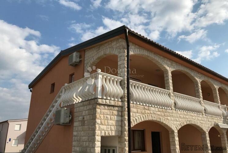 PRODAJE SE NAMJEŠTEN APARTMAN NA OTOKU VIRU!