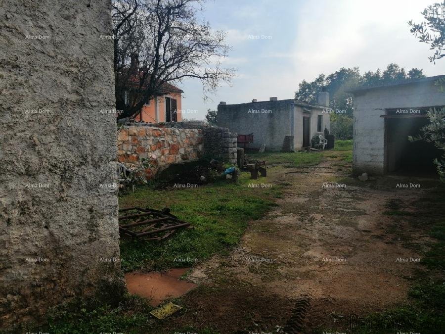 Građevinski teren sa 3 manja legalizirana objekta. Vareški. - 5