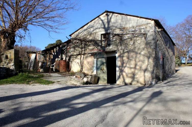Kamena kuća-štala sa velikom okućnicom od 1850m2
