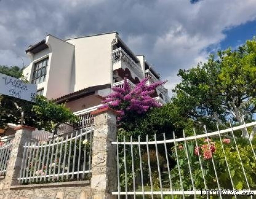 Kuca sa apartmanima u blizini mora Bijela-Herceg Novi