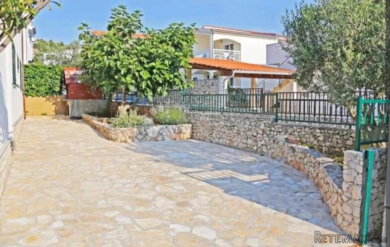 Kuća sa 4 apartmana 100 metara od mora