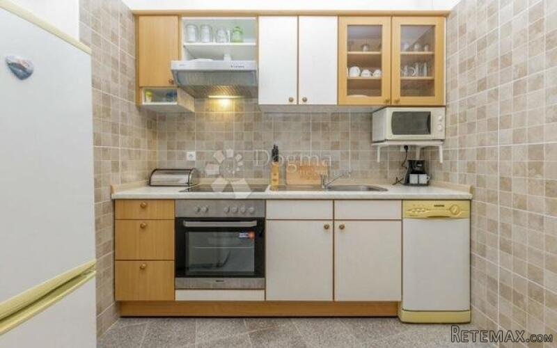 Senj-kuća u Centru izvrsna pozicija ,tri app