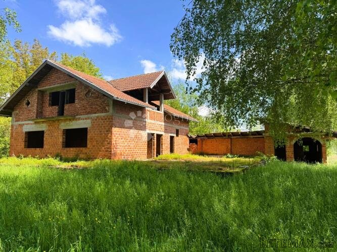 Nekretnina s potencijalom u Drnju kod Botova i jezera Šoderi