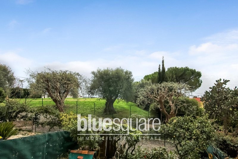 2 bedroom apartment with seaviews over..