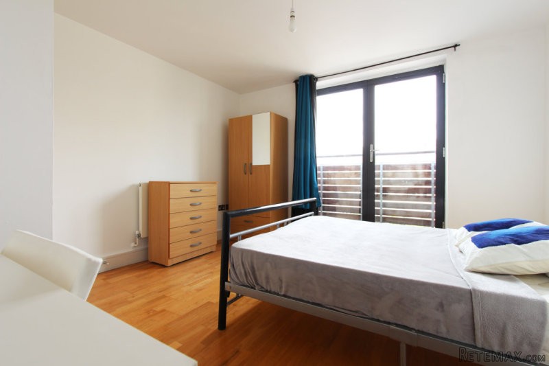 Single with double bed near Canary..