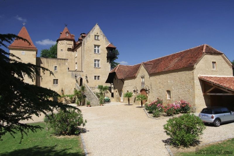 Breathtaking Chateau surrounded by..