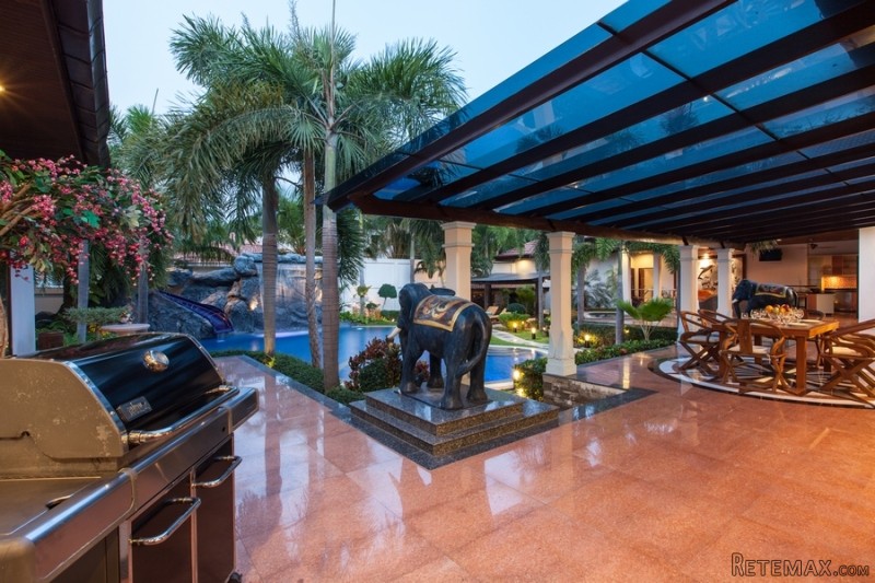 Majestic Residence: 4 plus bedroom..