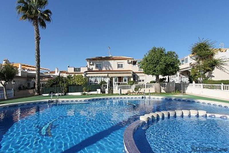 3 Bed Townhouse Overlooking the Pool