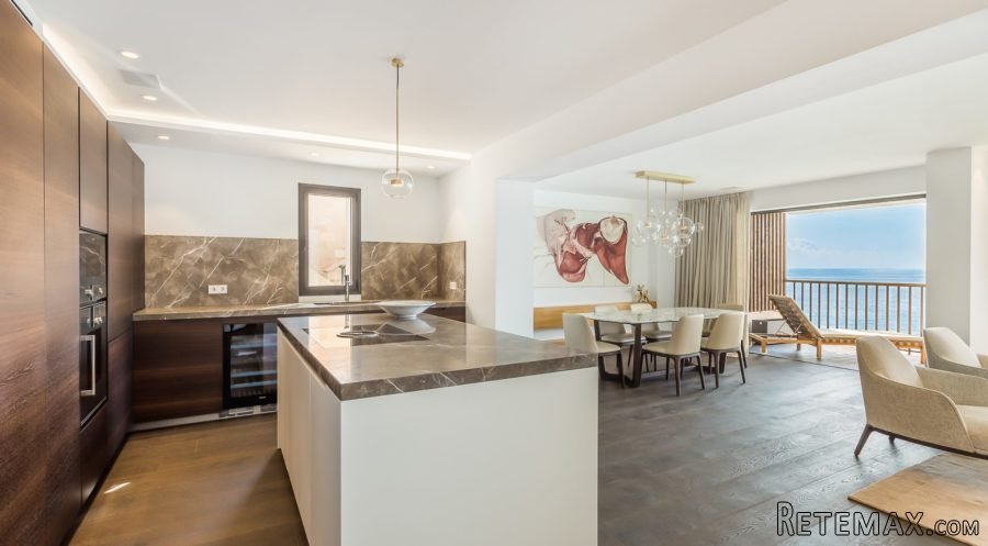 Front line luxury apartment with stunning sea views and a f..