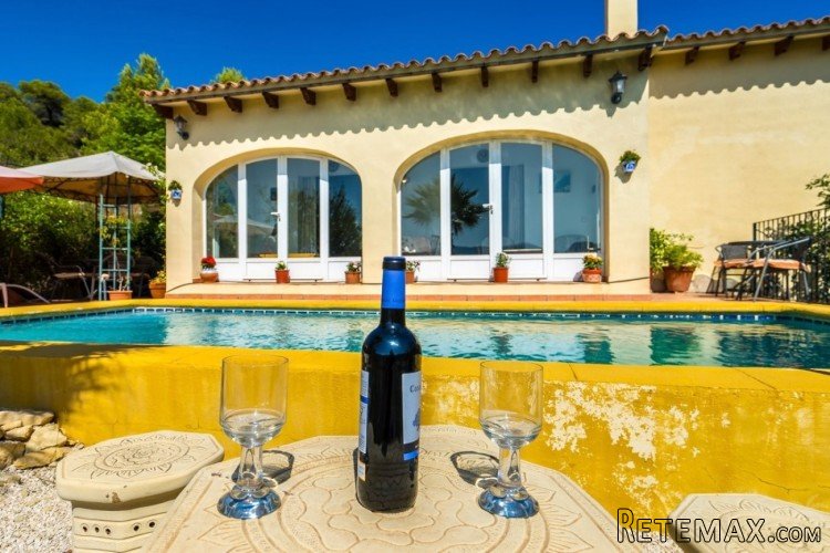 Spacious 3 bedroom Villa with very high ceilings nestled in.. - 2