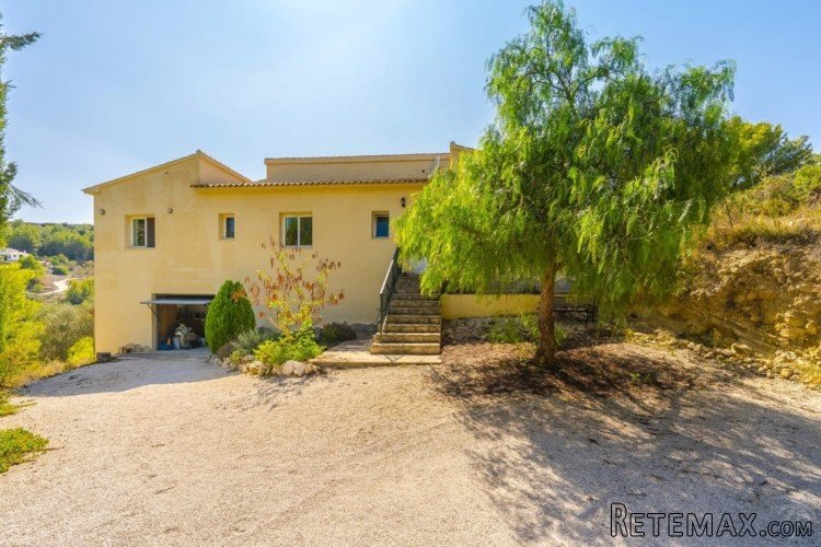 Spacious 3 bedroom Villa with very high ceilings nestled in.. - 4