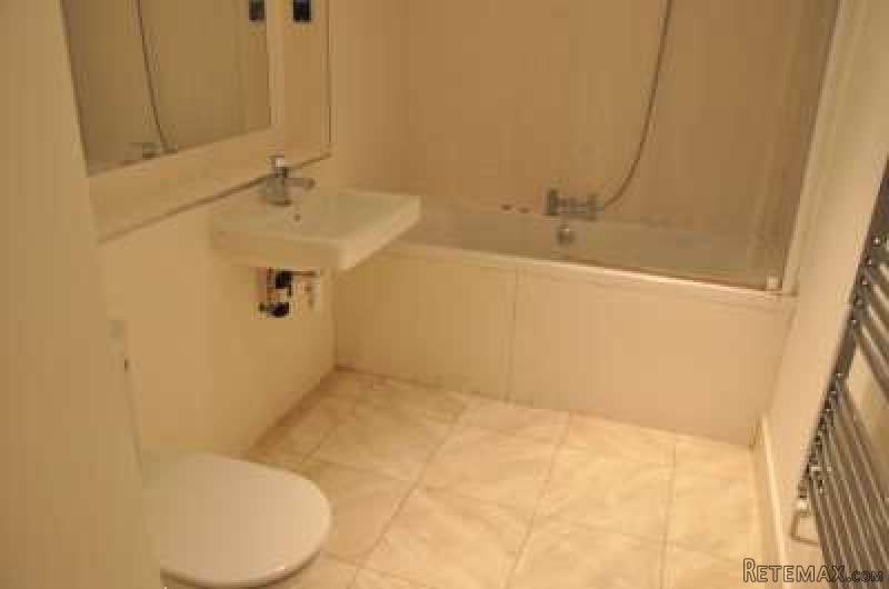 Single with double bed near Canary.. - 2