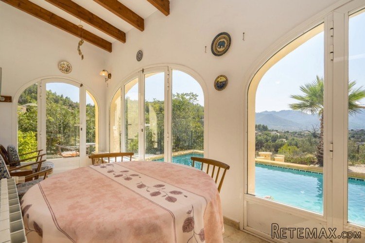 Spacious 3 bedroom Villa with very high ceilings nestled in.. - 6