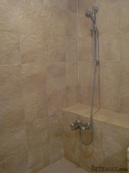 Cosy, modern 1-bedroom low-rise condo..
