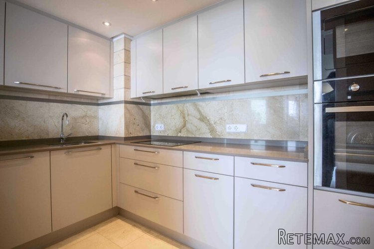 Situated on the 2nd floor of a modern complex with direct..