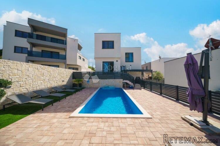 Vodice – luksuzna novogradnja s bazenom i panoramskim pogled - 2