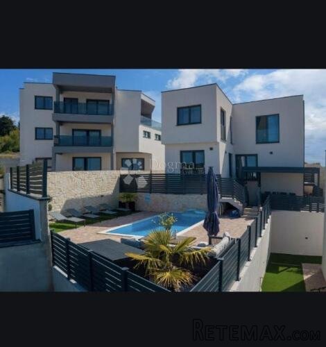 Vodice – luksuzna novogradnja s bazenom i panoramskim pogled - 3