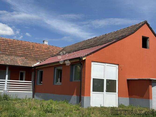 Obiteljska kuća s dvorištem i opcijom proširenja