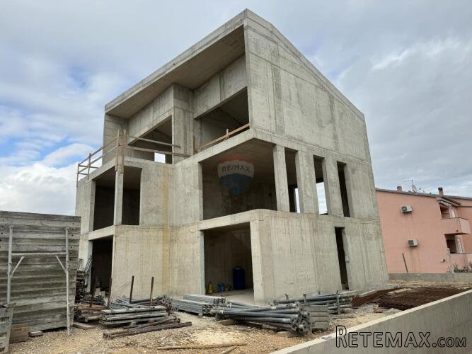Grad Krk - prizemlje, dvoetažni stan 2S+DB sa okućnicom, NOV