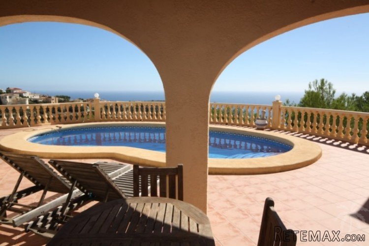 Detached villa on a large plot with stunning sea views.. - 2
