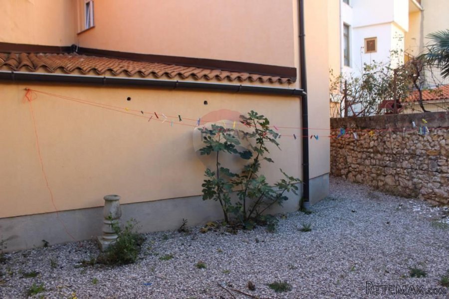 Crikvenica, kuća s dva stana i pp u centru - 3