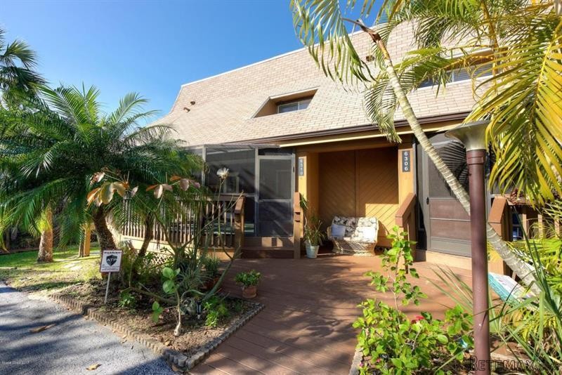 3 bedroom Flat For Sale: 6310 Treetop..