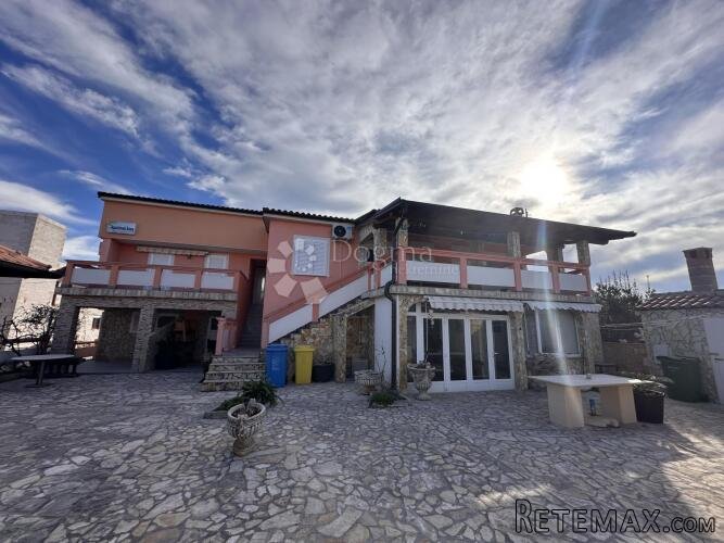 VIR PRODAJE SE KUĆA SA 8 APARTMANA UHODANA U POSAO SA TURIZM