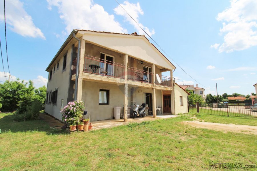 POREČ, okolica-samostojeća kuća sa velikom okućnicom i teras