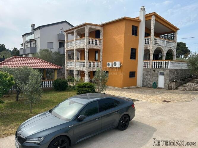 Prekrasna kuća s više apartmana, 150 m od mora