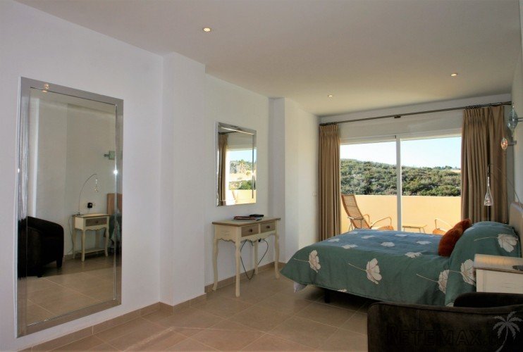 This beautiful villa is located in Cumbre del Sol and.. - 7