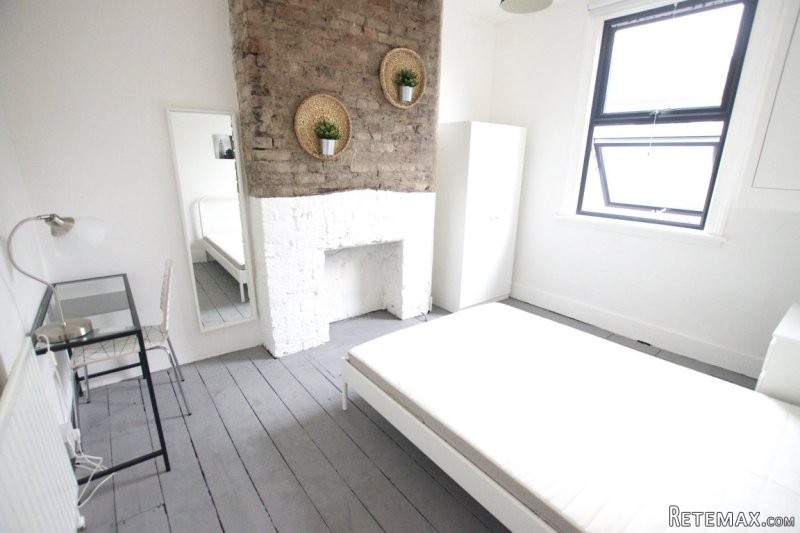 Single with double bed near Finsbury..