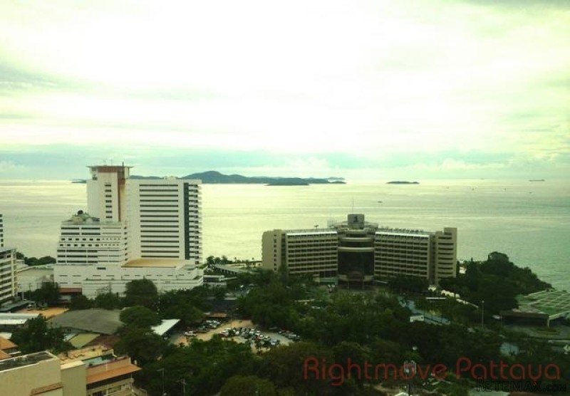 2 Bedroom Condo for sale in Pratumnak -..