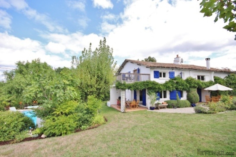 6 bedroom country house with swimming..