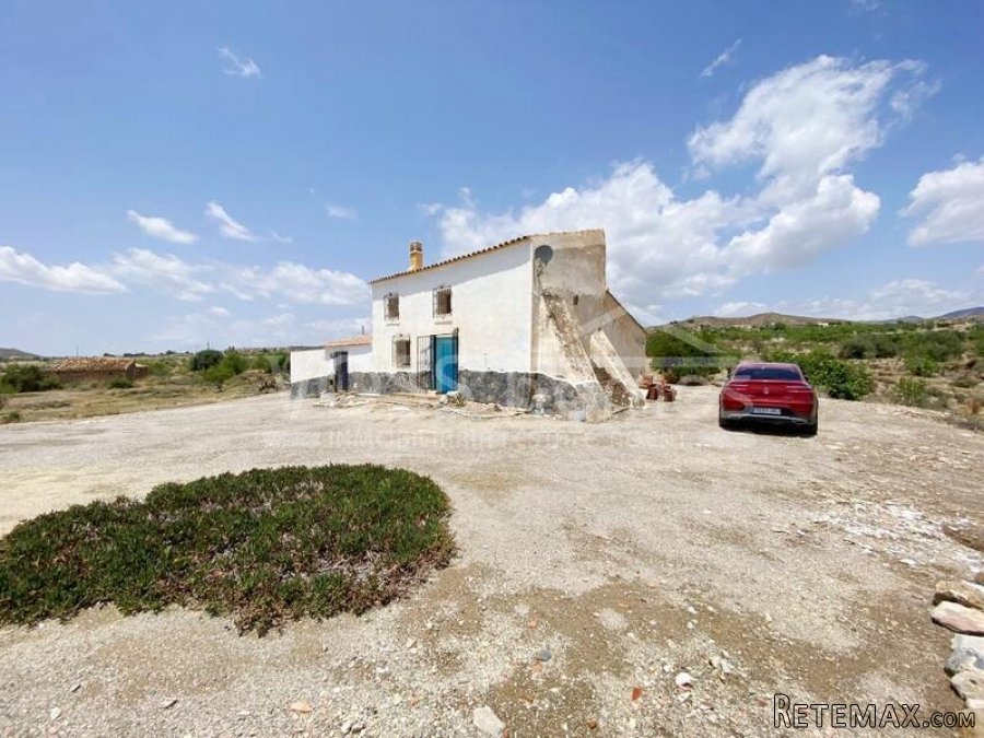 NEW & EXCLUSIVE LISTING TO VOSS HOMES - A spacious.. - 6