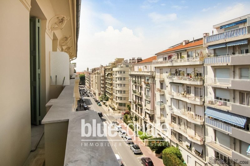 Top floor 2-bedroom apartment in Nice..