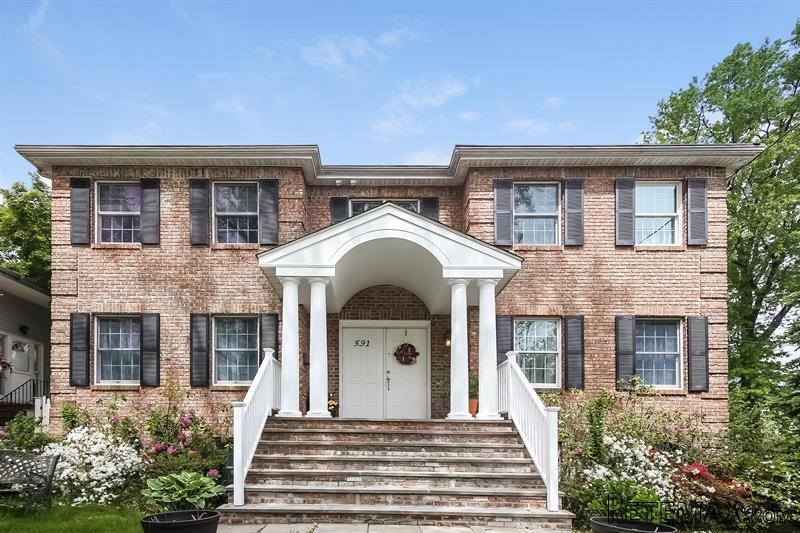 4 bedroom House For Sale: 591 White..