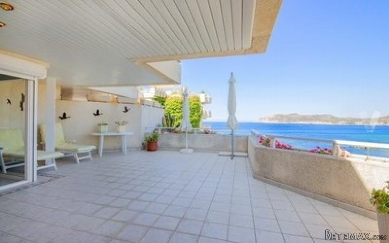 Frontline to sea apartment, sea views..
