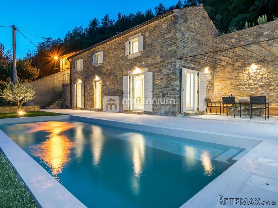 Istra, Buje, samostojeća kamena vila s bazenom