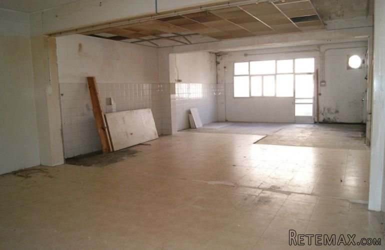 Excellent urban plot with a building for commercial or.. - 2