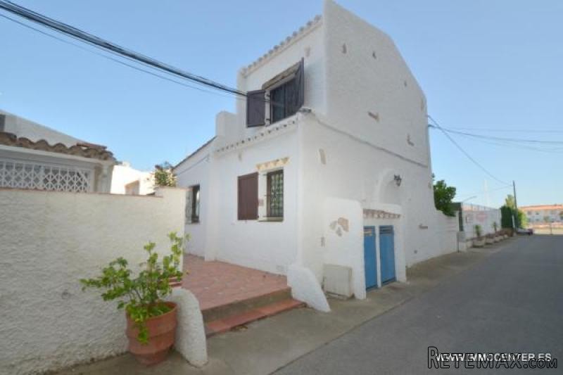 ROSES SANTA MARGARIDA: Nice picturesque..