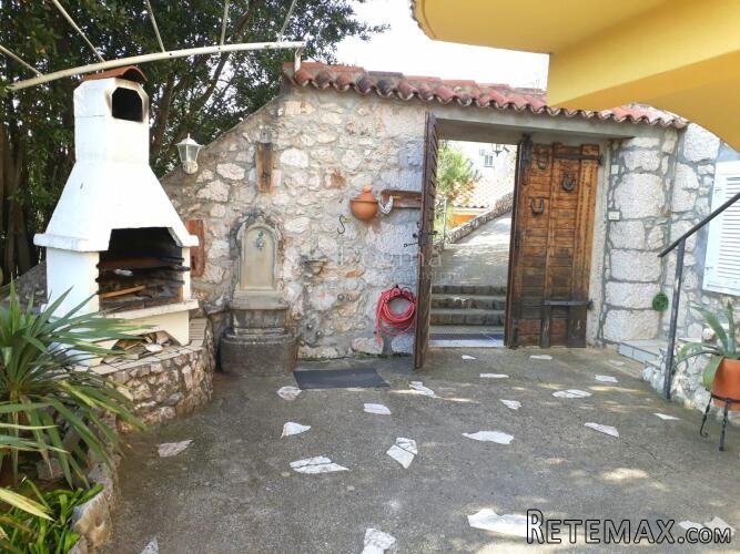 SIMPATIČNA KUĆA SA VELIKOM OKUĆNICOM - 3