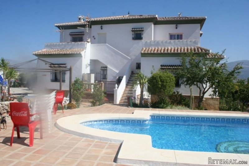 8 bedroom, 4 bathroom Villa, (build 520..