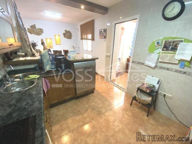 A spacious 3 bed, 1.5 bath two storey duplex of 116m2 with.. - 11